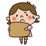 重い箱を持つ子供（女の子）