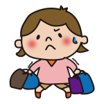 重い荷物を持つ子供（女の子）