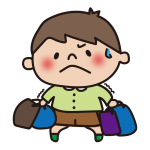 重い荷物を持つ子供（男の子）