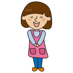 笑顔で立っている髪の短い保育士