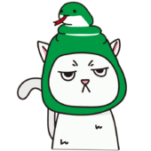 蛇のかぶりもので不機嫌な猫（白）