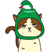 蛇のかぶりもので不機嫌な猫（ハチワレ）