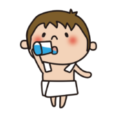 お風呂上りに水を飲む子供（男の子）
