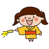 浴衣を着て手持ち花火をする子供（女の子）