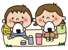 遠足でおにぎりを食べる子供たち