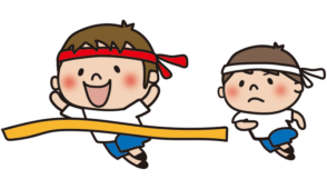 かけっこでゴールする赤組の子供（男の子）