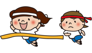 かけっこでゴールする白組の子供（女の子）