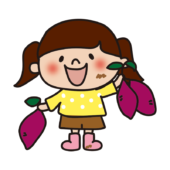 お芋掘りで掘れたさつまいもを見せる子供（女の子）