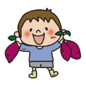 お芋掘りで掘れたさつまいもを見せる子供（男の子1）