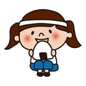 運動会でおにぎりを食べる白組の子供（女の子）