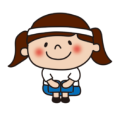 運動会で座っている白組の子供（女の子）