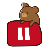 一時停止ボタンに乗るクマ