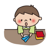 折り紙で遊ぶ子供（男の子）