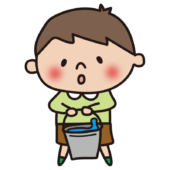 掃除用のバケツの水を運ぶ子供（男の子）