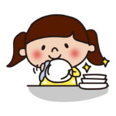 食器を拭くお手伝いをする子供（女の子）