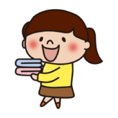 洗濯物を片付けるお手伝いをする子供（女の子）