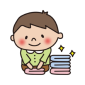 洗濯物をたたむお手伝いをする子供（男の子）