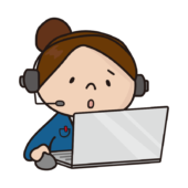 困りながらパソコンを操作するお局さん（女性）