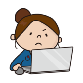 真剣な顔でパソコンを操作するお局さん（女性）