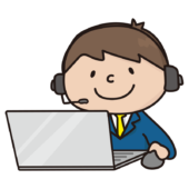 ヘッドセットをしてパソコンを操作する新入社員の男の子