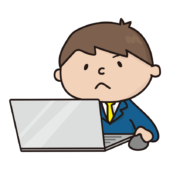 真剣な顔でパソコンを操作する新入社員の男の子