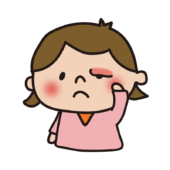 片方の目の上が腫れた子供（女の子）