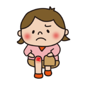 足を怪我してもぐっと我慢する子供（女の子）