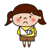 腕を骨折した子供（女の子）