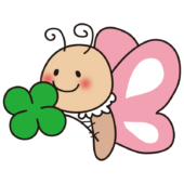 四葉のクローバーを持ったピンクのちょうちょ