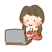 パソコン作業をするゆるくて可愛い女性保育士