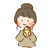 クレープを持っているゆるくて可愛い女の子