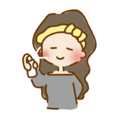 化粧水スプレーを顔に吹きかけるゆるくて可愛い女の子