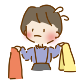 洋服をどっちにしようか悩むゆるくて可愛い女の子