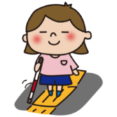 点字ブロックの上を歩く白杖を持った子供（女の子）