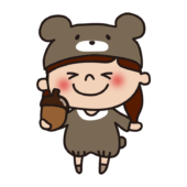 ドングリを持っているくまの格好をした子供