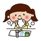 水を出しながらお皿洗いをする子供（女の子）