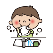 水を出しながらお皿洗いをする子供（男の子）