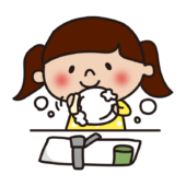 お皿洗いをする子供（女の子）