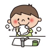 お皿洗いをする子供（男の子）