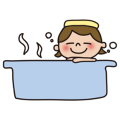 お風呂の湯船につかっている子供（女の子）