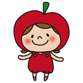 林檎のかぶり物をしている子供（女の子1）