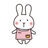 ピンクのエプロンをつけて保育士をしている白いうさぎ