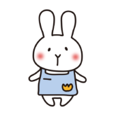 青いエプロンをつけて保育士をしている白いうさぎ