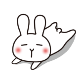 伸びて寝ている白いうさぎ