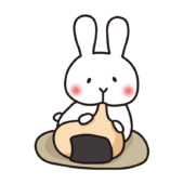 大きなお餅を食べている白いうさぎ1