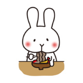 年越しそばを食べている白いうさぎ