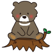 切り株に座るツキノワグマ