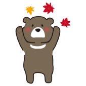 紅葉と遊ぶツキノワグマ