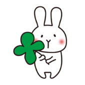 四葉のクローバーを持っている白いうさぎ