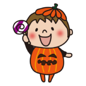 キャンディをもらったジャックオランタンの仮装をした子供